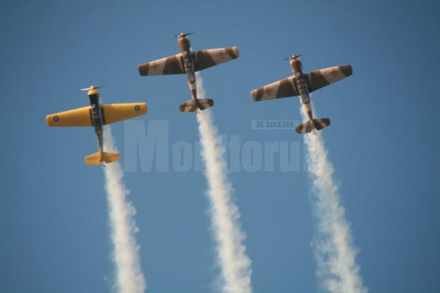 Acrobaţii aeriene spectaculoase, adrenalină şi manevre ameţitoare, la spectacolul aviatic Suceava Air Show