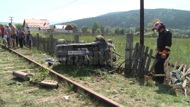 Trei tineri au scăpat ca prin minune, după ce BMW-ul în care se aflau s-a răsturnat de mai multe ori