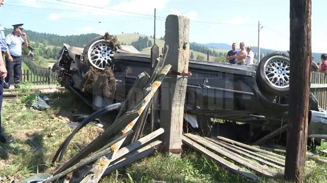 Trei tineri au scăpat ca prin minune, după ce BMW-ul în care se aflau s-a răsturnat de mai multe ori