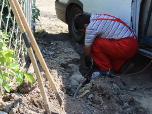 Un cablu de alimentare cu energie electrică a fost „atins” de două ori de muncitorii care refac zona pietonală şi carosabilă