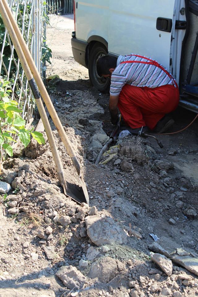 Un cablu de alimentare cu energie electrică a fost „atins” de două ori de muncitorii care refac zona pietonală şi carosabilă