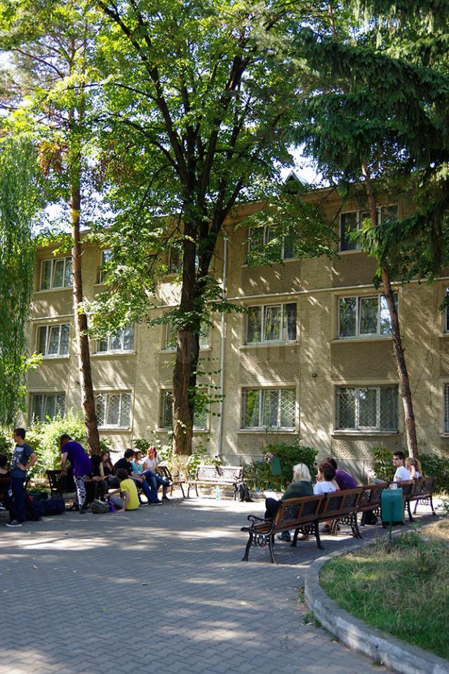 Tânărul a căzut pe geam de la etajul I al căminului Colegiului Naţional ”Petru Rareş” din Suceava