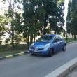 Autoturismul marca Nissan Micra care incomoda circulaţia pe strada Străpungerii