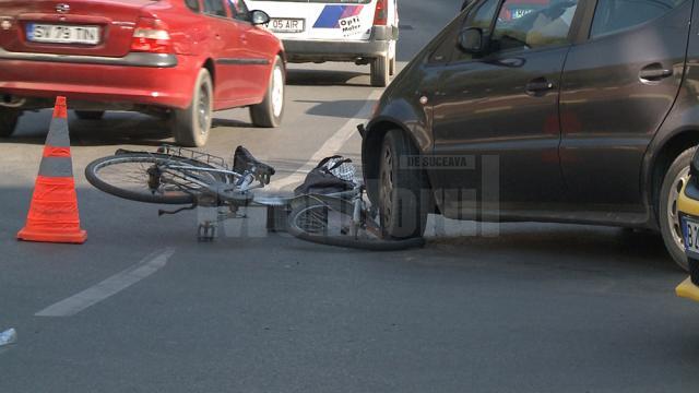 Accidentul s-a petrecut ieri, în jurul orei 16.00, în timp ce vârstnicul se deplasa dinspre municipiul Suceava spre Ipoteşti, unde îşi are domiciliul