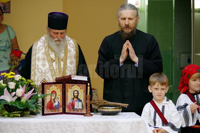 Slujba a fost oficiată de ÎPS Pimen, Arhiepiscopul Sucevei şi Rădăuţilor, şi preotul Vartolomeu Chira, de la Mănăstirea Sf. Ioan cel Nou
