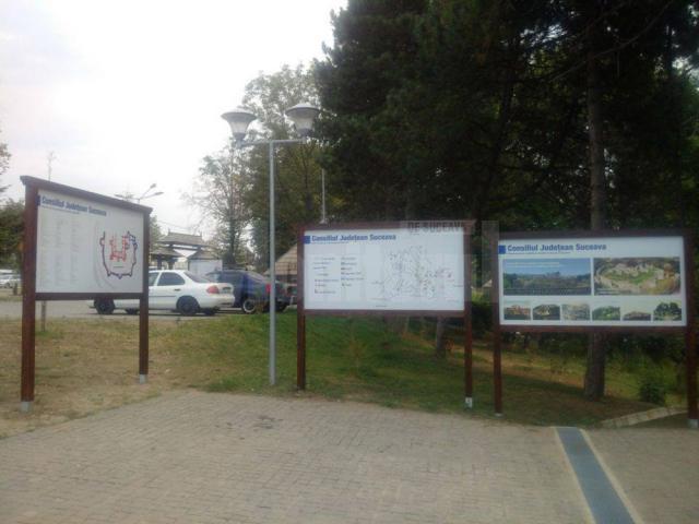 Consiliul Judeţean Suceava a instalat, ieri, noi panouri publicitare şi de informare turistică la Cetatea de Scaun a Sucevei