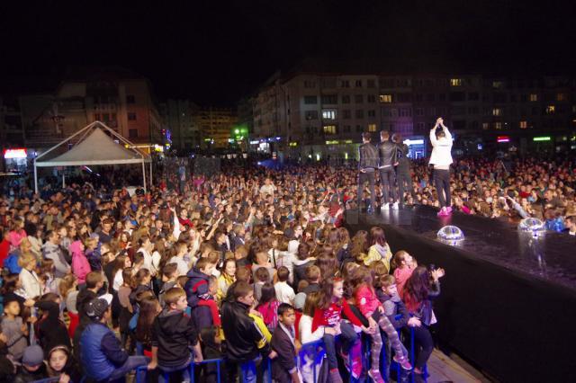 Mii de suceveni au cântat aseară cu Voltaj, Andrei Leonte, Maxim și Naguale