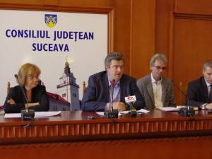 Preşedintele Consiliului Judeţean Suceava, Cătălin Nechifor, le-a spus primarilor să dea drumul la lucrări şi să cheltuiască banii care le-au fost alocaţi