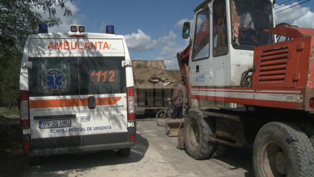 Cupola unui autoturism care circula pe un drum din oraşul Liteni, strivită de un excavator