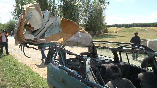 Bărbat strivit sub cupola maşinii de un excavator, în timp ce mergea după medicamente pentru fetiţa sa