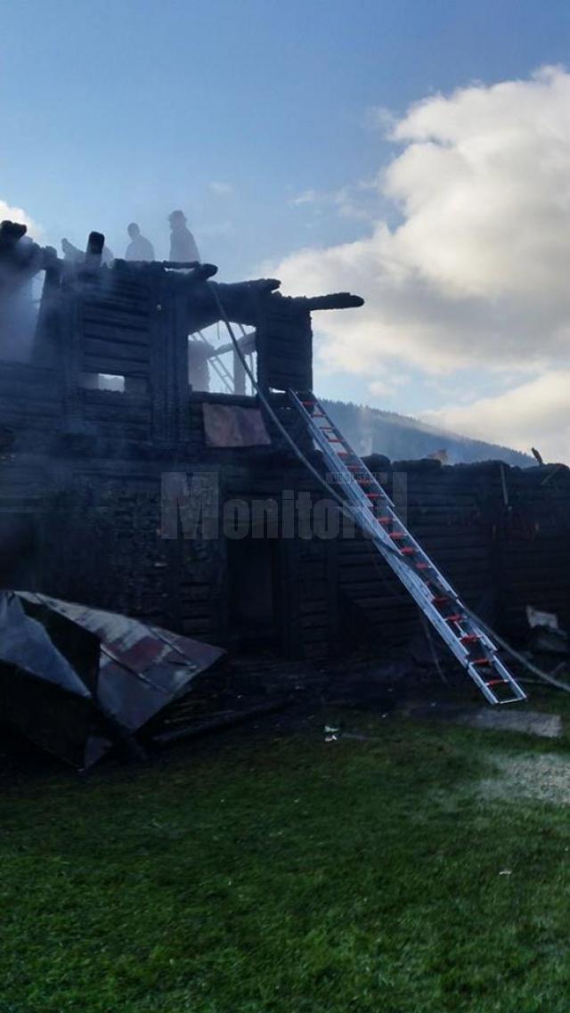 O casă cu etaj şi anexele din jur, făcute scrum de un incendiu