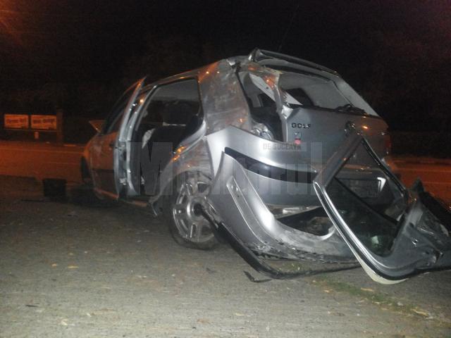 Maşina a fost distrusă aproape în întregime, şoferul şi pasagerii fiind norocoşi că au scăpat cu viaţă