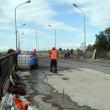 Miercuri după-amiază, în jurul orei 15.30, pe pasajul CFR de la Iţcani lucrau zece muncitori