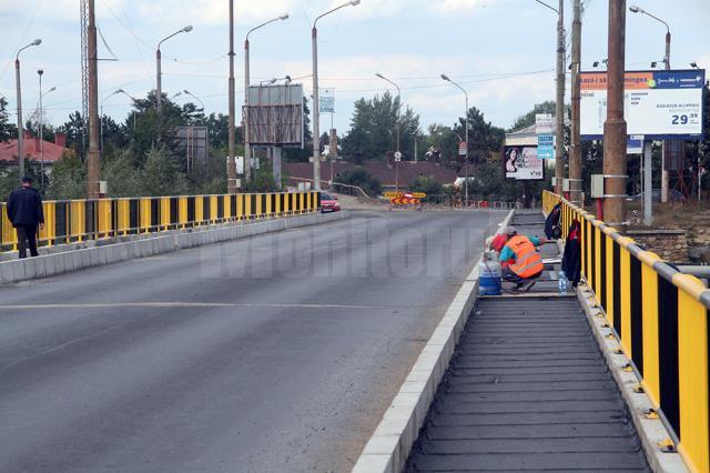 Pe podul de peste râul Suceava de la Iţcani lucrau doar doi muncitori