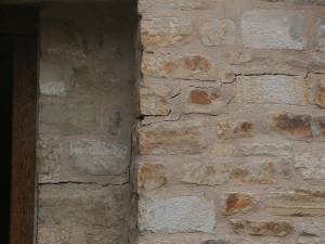 O fisură de aproximativ doi metri lungime a apărut pe unul dintre zidurile nou construite în proiectul de restaurare a Cetăţii de Scaun a Sucevei