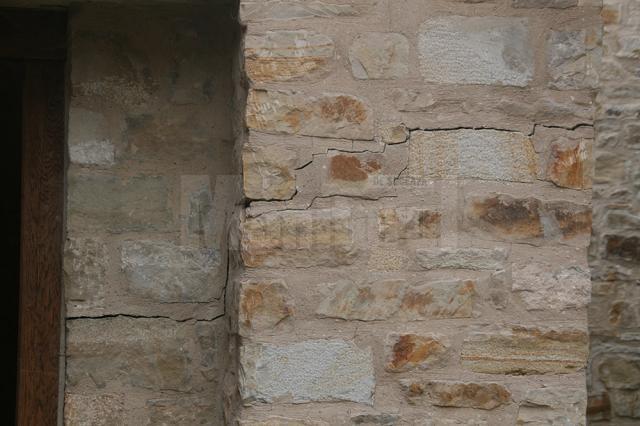 O fisură de aproximativ doi metri lungime a apărut pe unul dintre zidurile nou construite în proiectul de restaurare a Cetăţii de Scaun a Sucevei