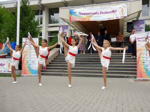Echipa de gimnastică a Şcolii Gimnaziale Nr. 3 Suceava, sub îndrumarea prof. Loredana Coca, a oferit un moment coregrafic ce a avut drept coordonate gingăşia, graţia şi eleganţa valsului