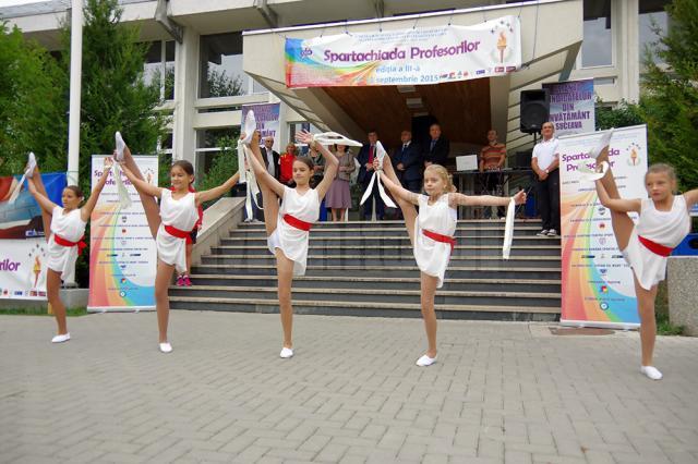 Echipa de gimnastică a Şcolii Gimnaziale Nr. 3 Suceava, sub îndrumarea prof. Loredana Coca, a oferit un moment coregrafic ce a avut drept coordonate gingăşia, graţia şi eleganţa valsului