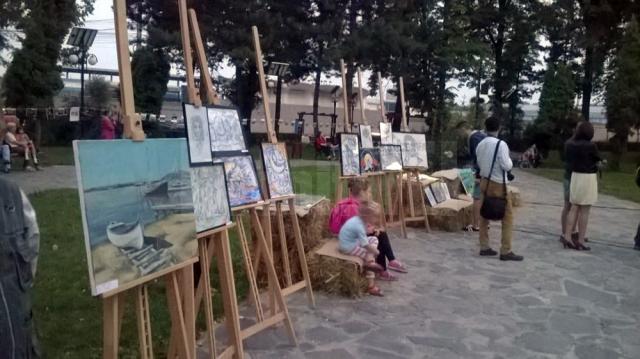 14 lucrări de grafică şi pictură, expuse în Parcul Universităţii