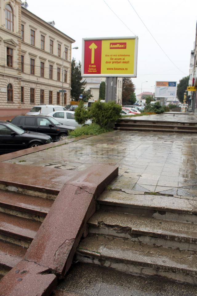 Treptele rupte, ciobite sau chiar lipsă de la scările de pe trotuarele din zona centrală a Sucevei vor intra în reparaţii