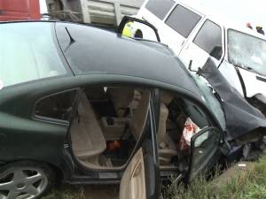 Două maşini care circulau din sens opus s-au izbit frontal, iar din accident a rezultat rănirea a cinci persoane