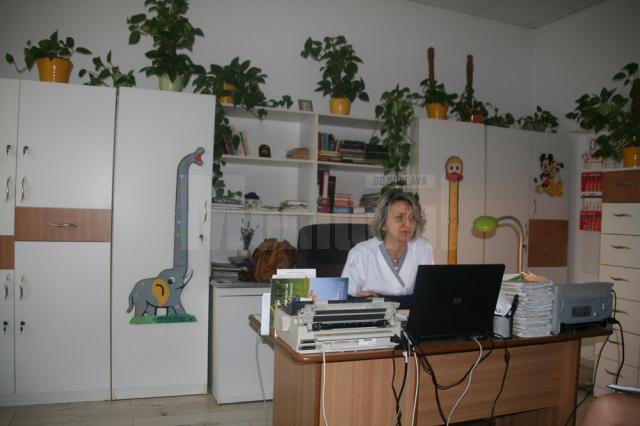 Dr. Carolina Tudoraş în cabinetul din Iţcani