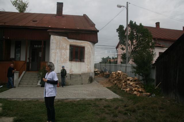 Toaleta din curtea dispensarului din Iţcani, transformată în budă publică de unii dintre vecinii din zonă