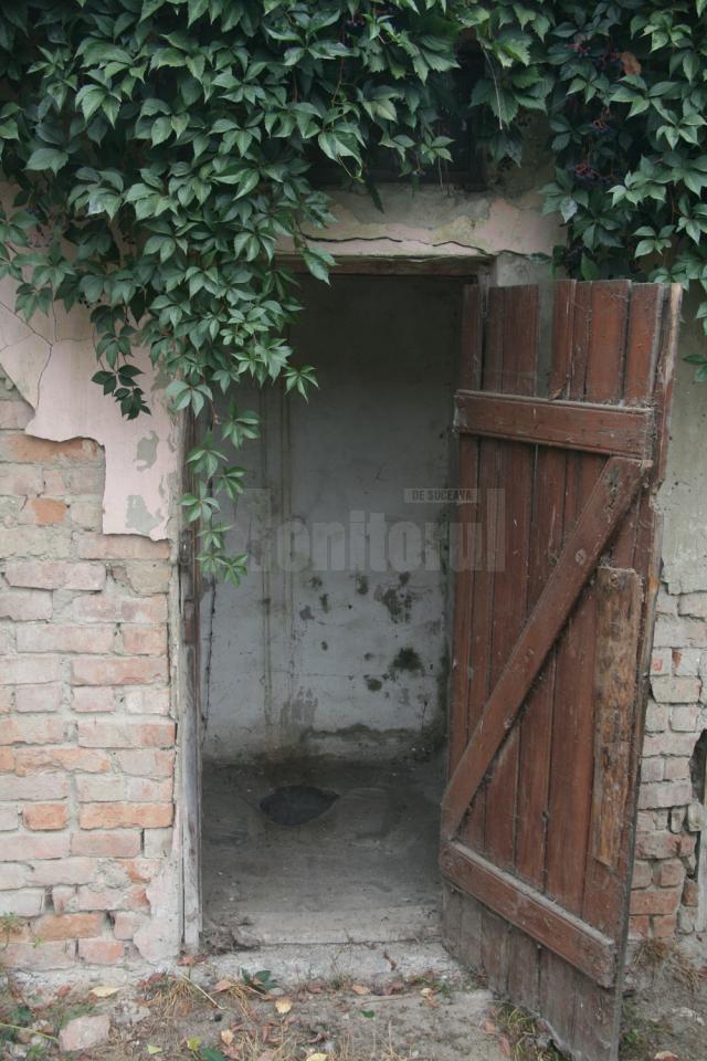 Toaleta din curtea dispensarului din Iţcani, transformată în budă publică de unii dintre vecinii din zonă