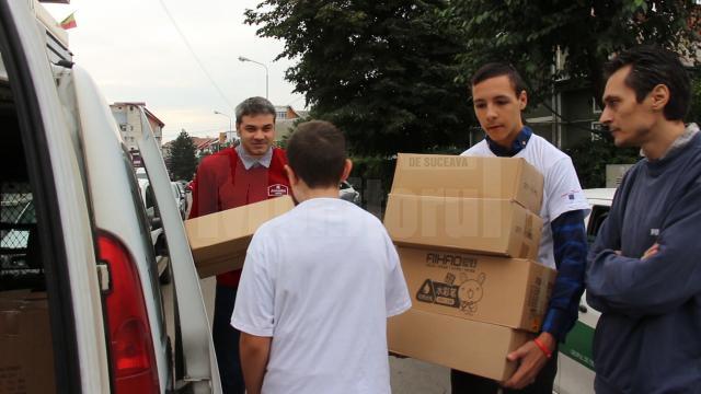 Primele rechizite din campania organizată de Alexandria Librarii şi Salvaţi Copiii au ajuns la elevii nevoiaşi