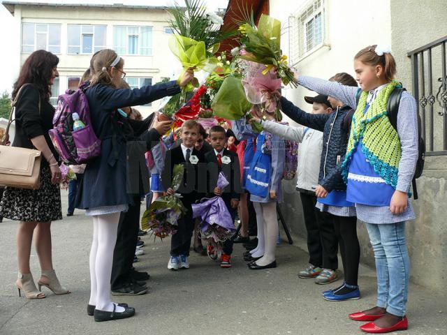 Peste 8.000 de preşcolari şi elevi au început ieri noul an şcolar