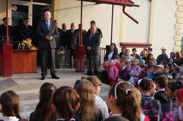 Senatorul Ovidiu Donţu, prezent la deschiderea de an şcolar de la mai multe unităţi de învăţământ sucevene