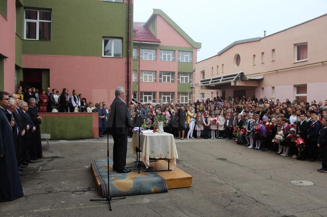 Primarul Ion Lungu a participat la deschiderea de an şcolar în toate cartierele Sucevei