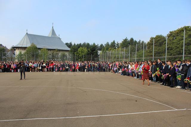 Primarul Ion Lungu a participat la deschiderea de an şcolar în toate cartierele Sucevei