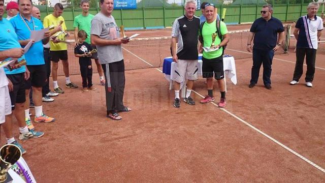 Relu Ifrim (cu cupa în mână) a avut o comportare excelentă la Oneşti