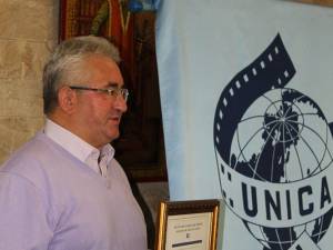 Ion Lungu cu steagul UNICA preluat de la Sankt Petersburg şi cu certificatul de organizator al ediţiei de anul viitor