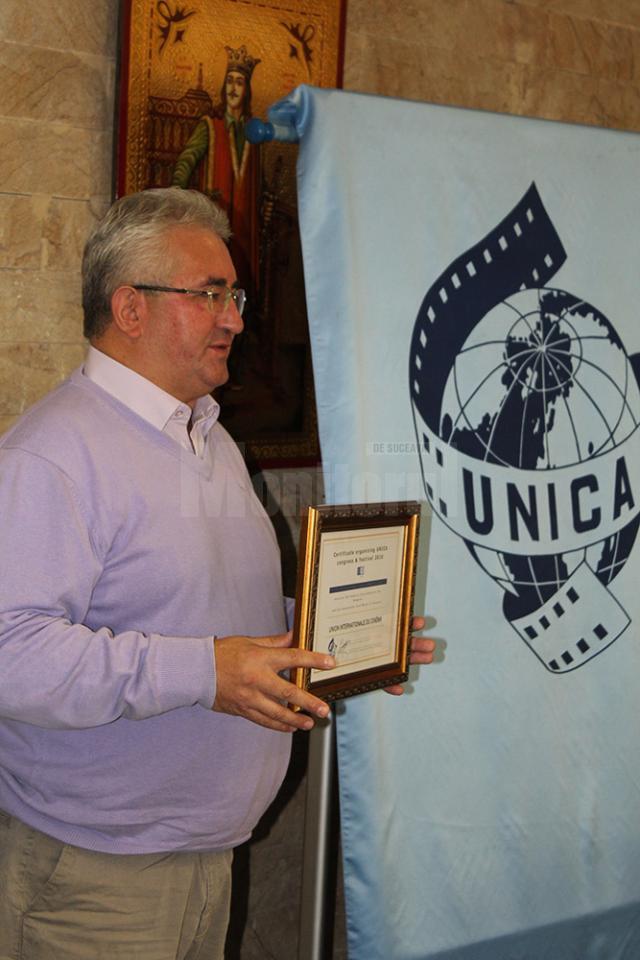 Ion Lungu cu steagul UNICA preluat de la Sankt Petersburg şi cu certificatul de organizator al ediţiei de anul viitor