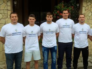 O parte din luptătorii de la CSM Suceava alături de antrenorii Daniel Ciubotaru(stânga) și Andrei Bolohan(dreapta)