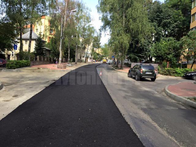 Primul strat de asfalt turnat ieri pe o banda a străzii Mărăşeşti