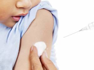 Ieri după-amiază, Direcţia de Sănătate Publică a început vaccinarea copiilor din căminul social. Foto: www.romedic.ro