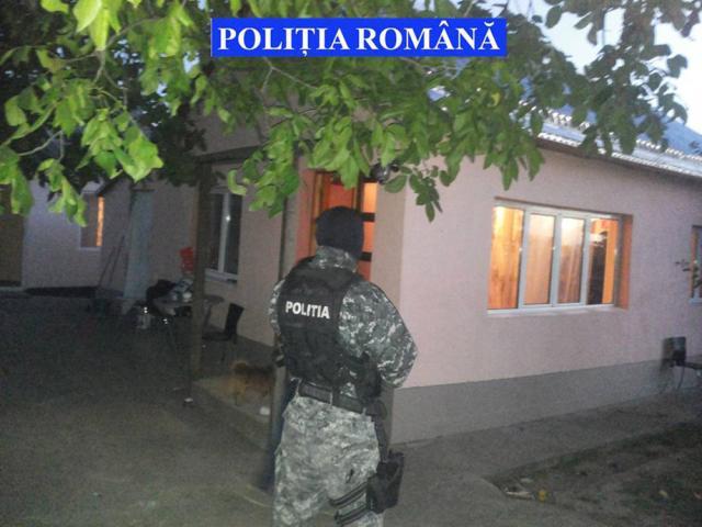 Peste 20 de poliţişti au pus ieri în aplicare cinci mandate de aducere