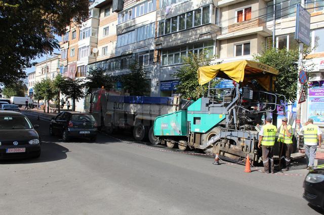 Restricţiile de circulaţie de pe strada Nicolae Bălcescu, impuse odată cu turnarea primului strat de asfalt, vor fi menţinute parţial şi în următoarele două săptămâni