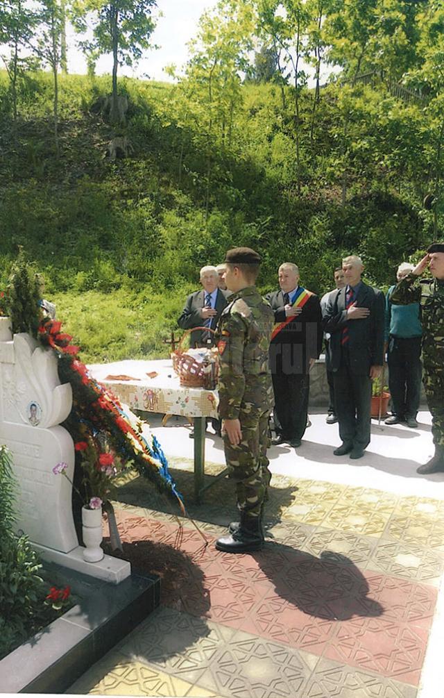 Mormântul militarului din localitatea natală nu a fost dat uitării nici după 8 ani