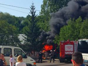 Maşina ardea violent, existând pericolul de propagare a focului la acoperişul unui garaj din apropiere