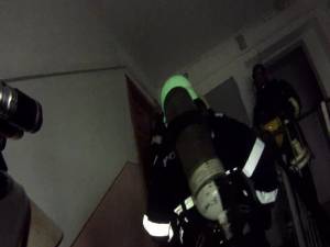 Echipajul de pompieri a fost nevoit să forţeze intrarea în apartament, pentru că nu era nimeni acasă