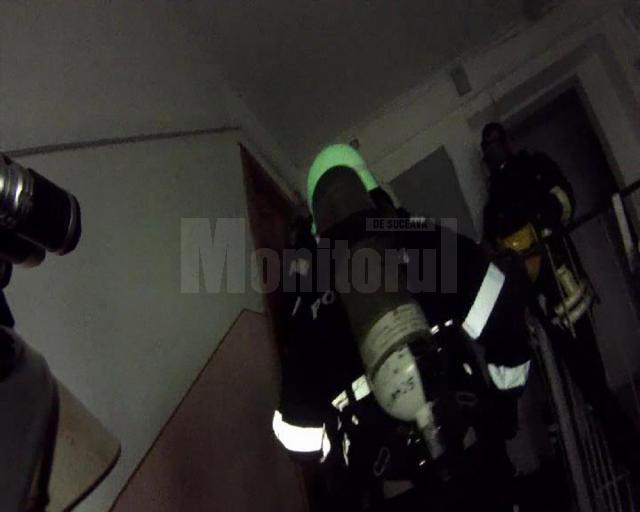 Echipajul de pompieri a fost nevoit să forţeze intrarea în apartament, pentru că nu era nimeni acasă
