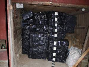 Cele peste 57.000 de pachete de ţigări erau depozitate într-o anexă din lemn, lângă casa bătrânilor din Straja
