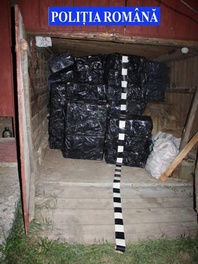 Cele peste 57.000 de pachete de ţigări erau depozitate într-o anexă din lemn, lângă casa bătrânilor din Straja