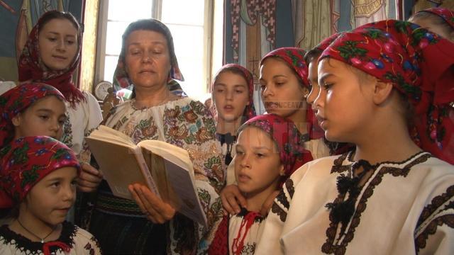 Copiii din orfelinatul din Dolhasca, voci de aur în biserica oraşului