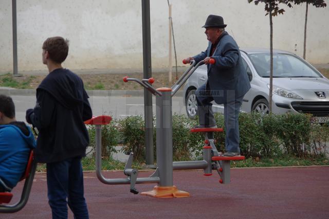 Aparatele de fitness în aer liber au mare căutare la suceveni de toate vârstele