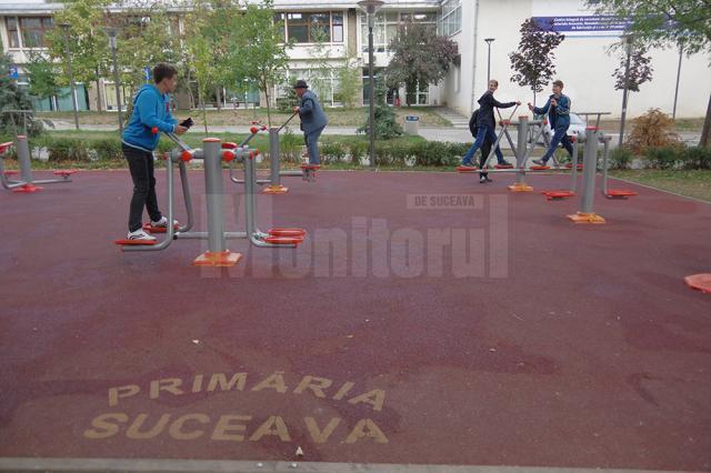 Aparatele de fitness în aer liber au mare căutare la suceveni de toate vârstele